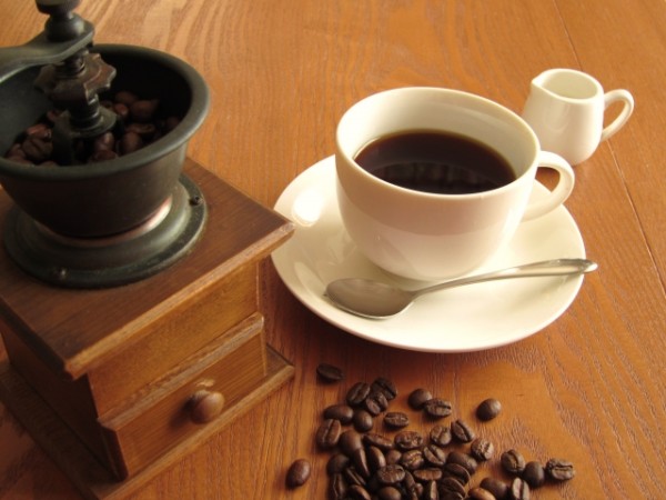 コーヒーミルと豆とコーヒー