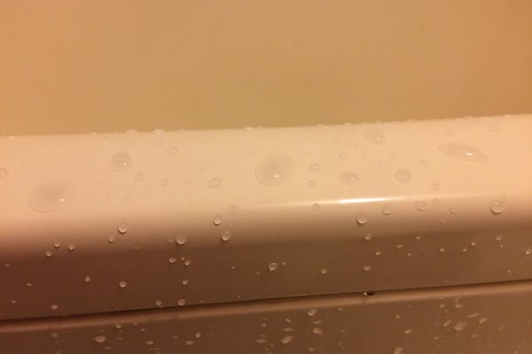 バスタブに付いた水滴