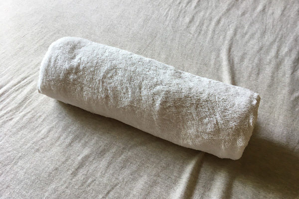 バスタオルを丸めた枕